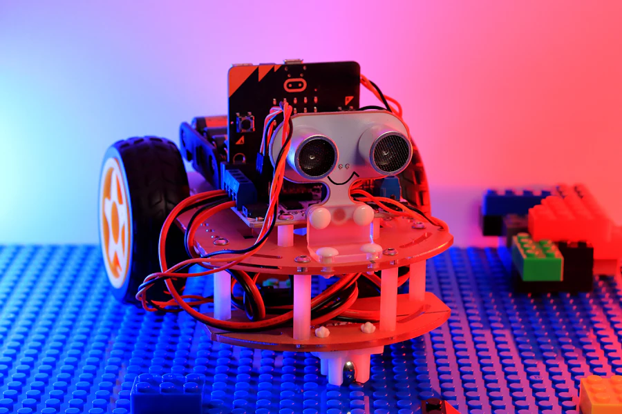 Robotik projesi geliştiren ve takım çalışması yapan öğrenciler